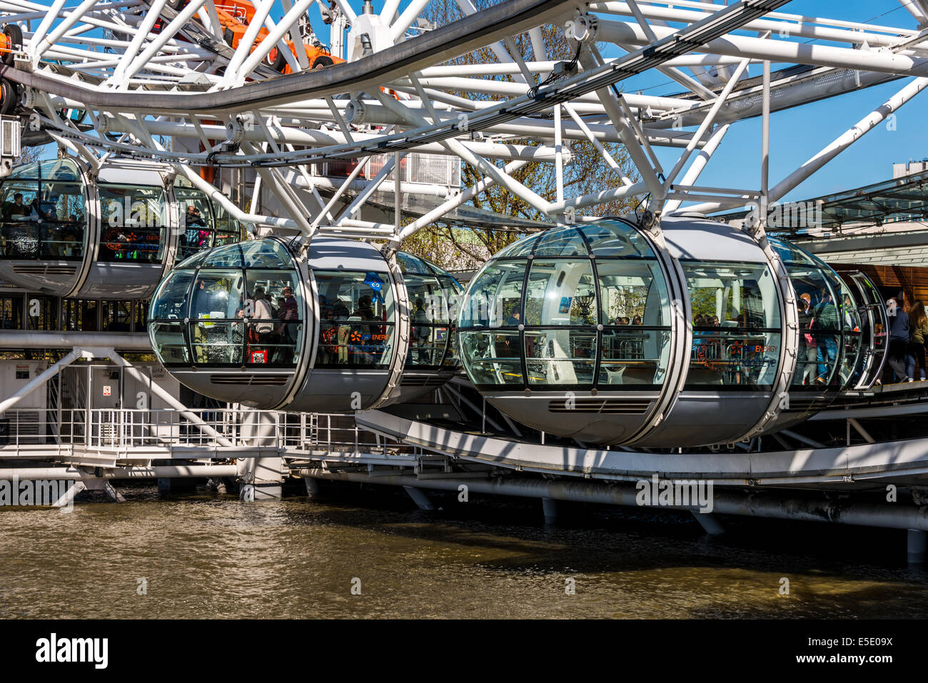 Les passagers commençant leur voyage sur le London Eye, une grande roue sur la rive sud de la Tamise à Londres Banque D'Images