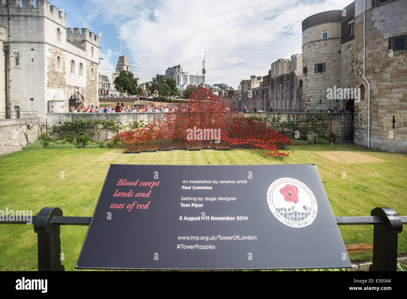 Londres, Royaume-Uni. 29 juillet, 2014. Coquelicots en céramique plantés à tour de Londres à l'occasion de la Première Guerre mondiale morts Crédit : Guy Josse/Alamy Live News Banque D'Images