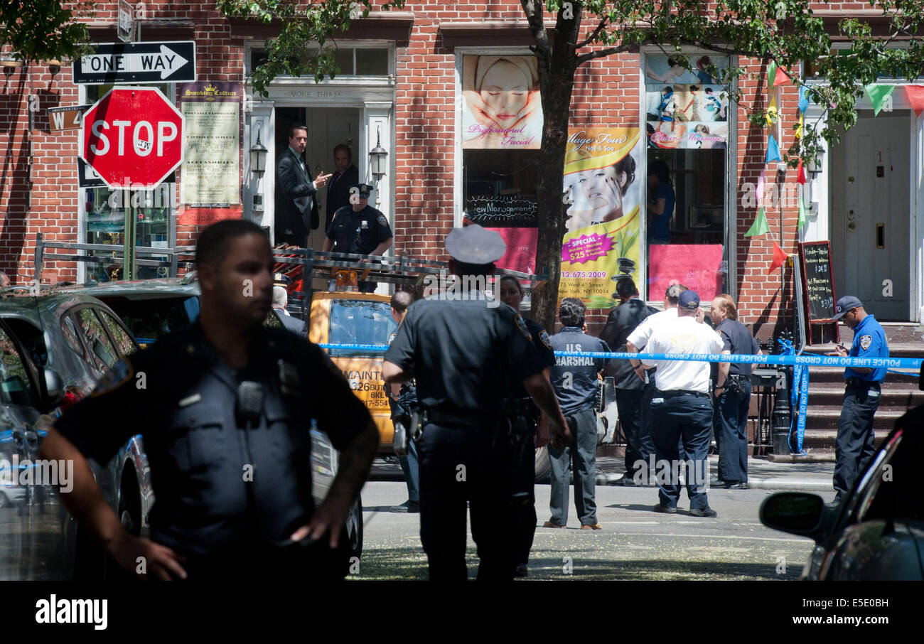 Manhattan, New York, USA. 28 juillet, 2014. Dans l'embrasure de détectives comme deux U.S. Marshals et un détective du NYPD ont été abattus sur la 4e Rue Ouest près de chez Jones Street lors de la tentative d'arrestation des supposés pédophile Charles Mozdir, tué par balle, lundi, 28 juillet 2014. Credit : Bryan Smith/ZUMA/Alamy Fil Live News Banque D'Images