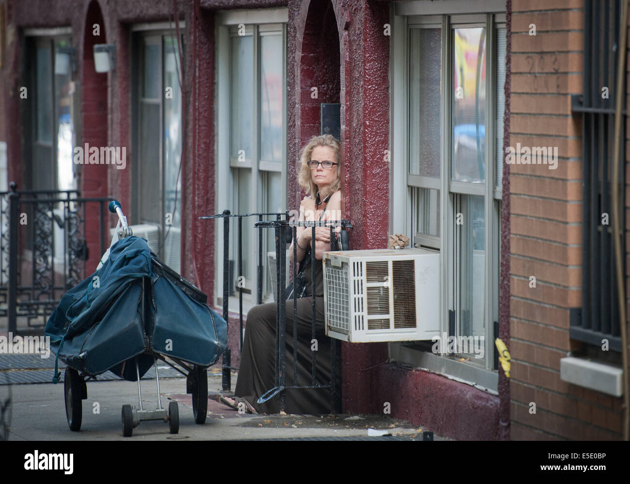 Manhattan, New York, USA. 28 juillet, 2014. Un résident à proximité regarde deux U.S. Marshals et un détective du NYPD ont été abattus sur la 4e Rue Ouest près de chez Jones Street lors de la tentative d'arrestation des supposés pédophile Charles Mozdir, tué par balle, lundi, 28 juillet 2014. Credit : Bryan Smith/ZUMA/Alamy Fil Live News Banque D'Images