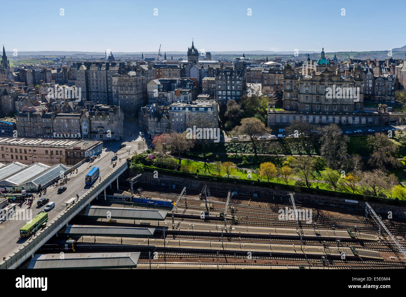 Vue depuis le Scott Monument à la vieille ville du sud situé à Waverley Bridge, train, les voies de la gare de Waverley Banque D'Images