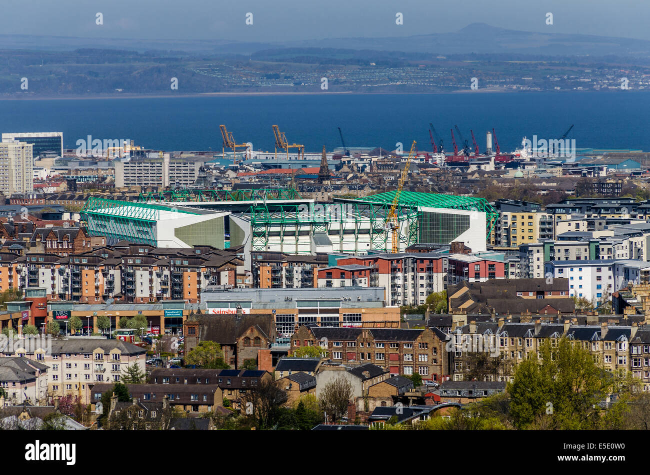 Hibernian FC stadium et les toits de North East New Town, Édimbourg et à Leith et le Firth of Forth Banque D'Images