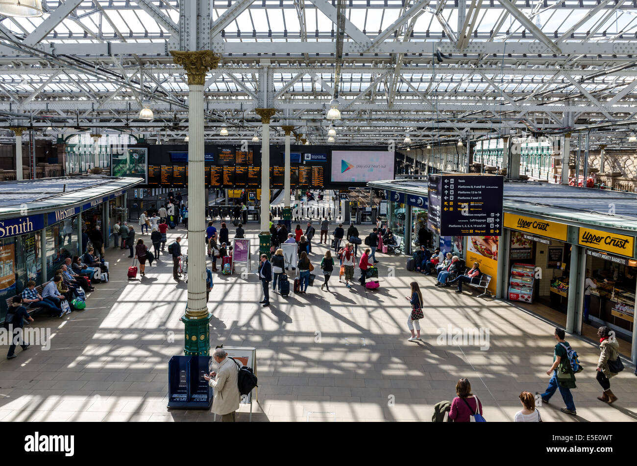 À l'intérieur de la gare de Waverley, la gare principale d'Édimbourg. Tableaux des départs et arrivées et magasins dominent le concourse Banque D'Images