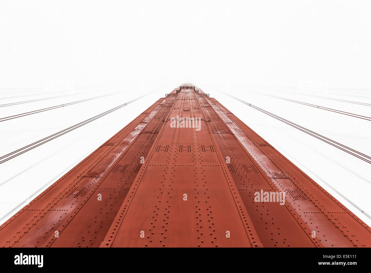 Golden Gate Bridge tower disparaissant dans le brouillard de la baie de San Francisco. Banque D'Images