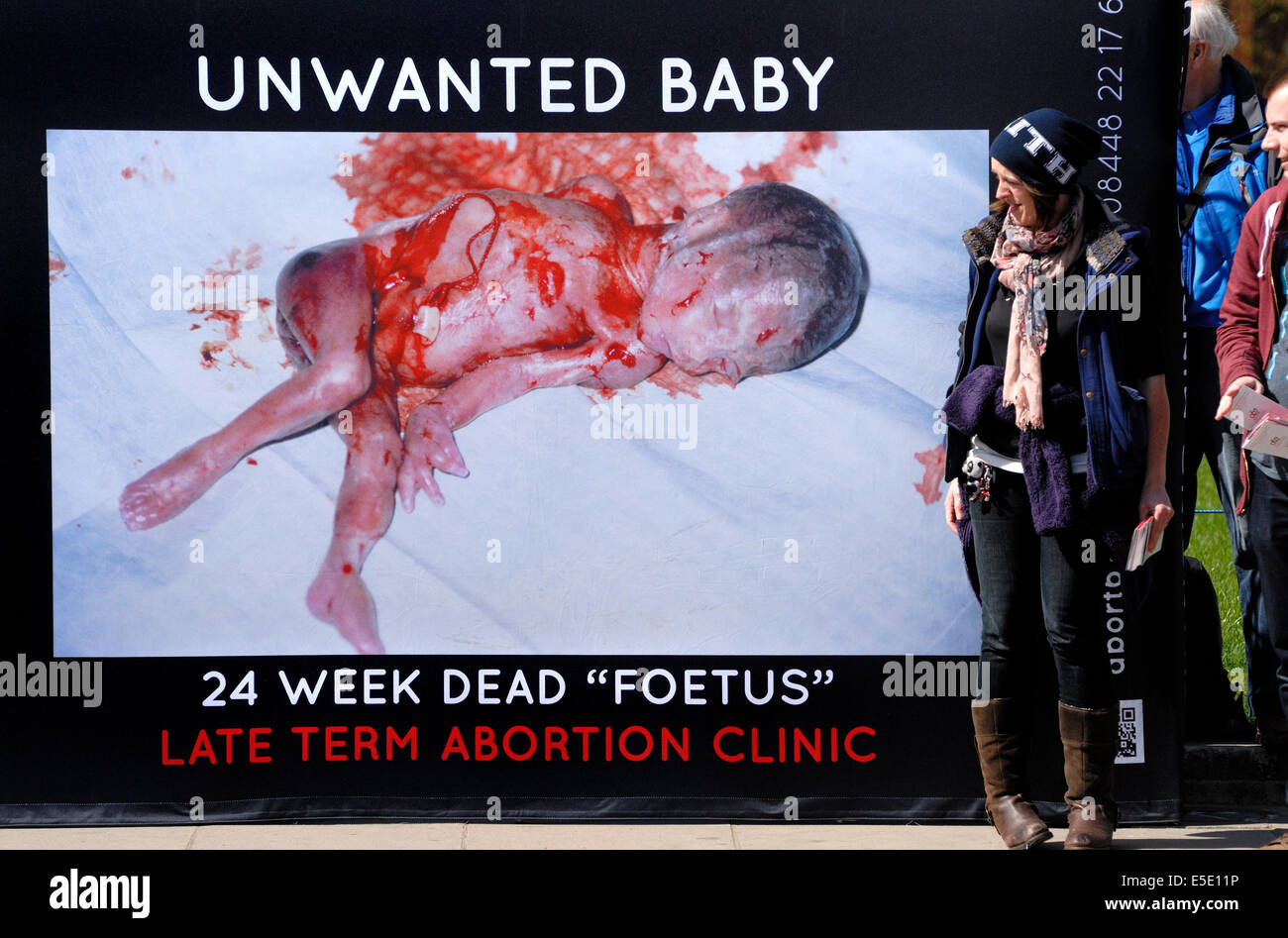 Londres, Angleterre, Royaume-Uni. Les militants anti-avortement avec le graphique affiche de foetus avorté Banque D'Images