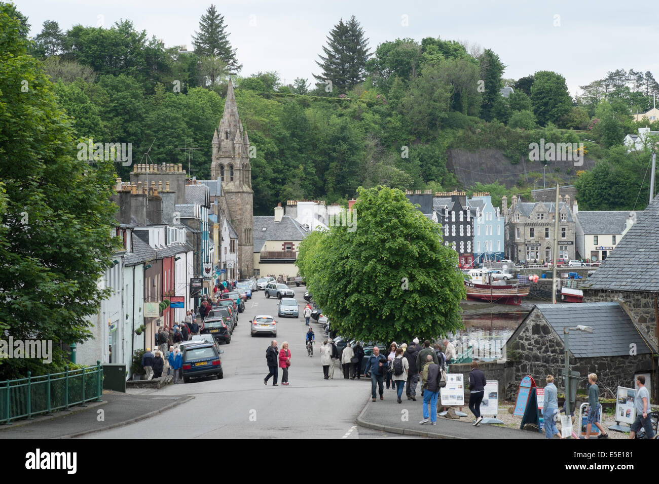 La ville de Tobermory montrant des maisons et église, Tobermory, Isle of Mull, îles écossaises Banque D'Images