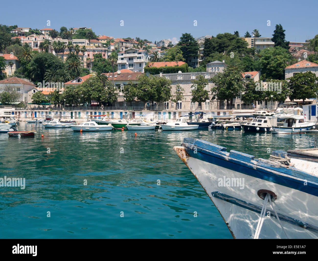 Petit port méditerranéen d'Herceg Novi Monténégro en ville avec l'eau turquoise et de pêche de premier plan sur le nez du bateau Banque D'Images