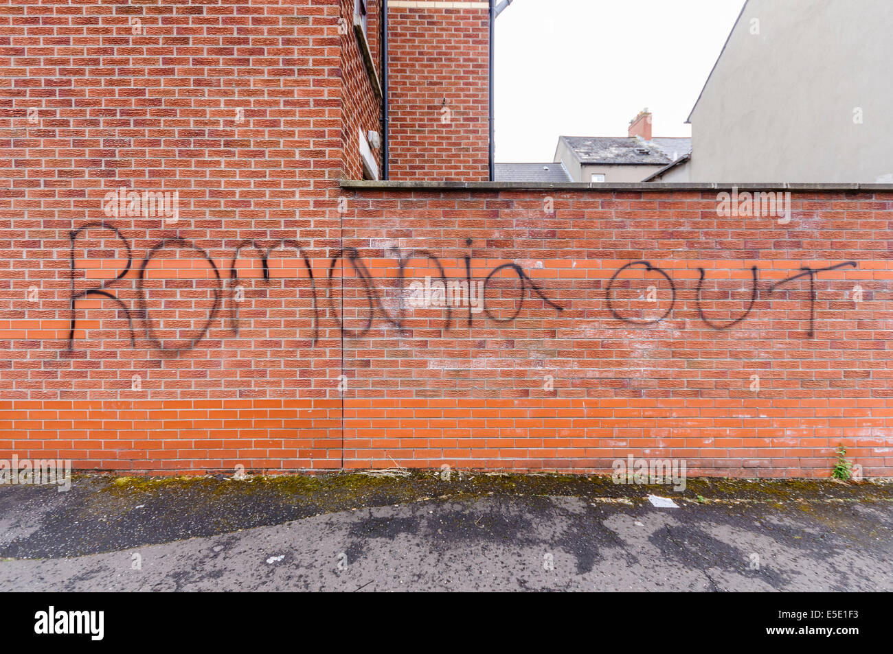 Belfast, Irlande du Nord. 29 juillet, 2014. Dire "Graffiti Roumanie [sic] out' spraypainted sur un mur de Belfast. Crédit : Stephen Barnes/Alamy Live News Banque D'Images