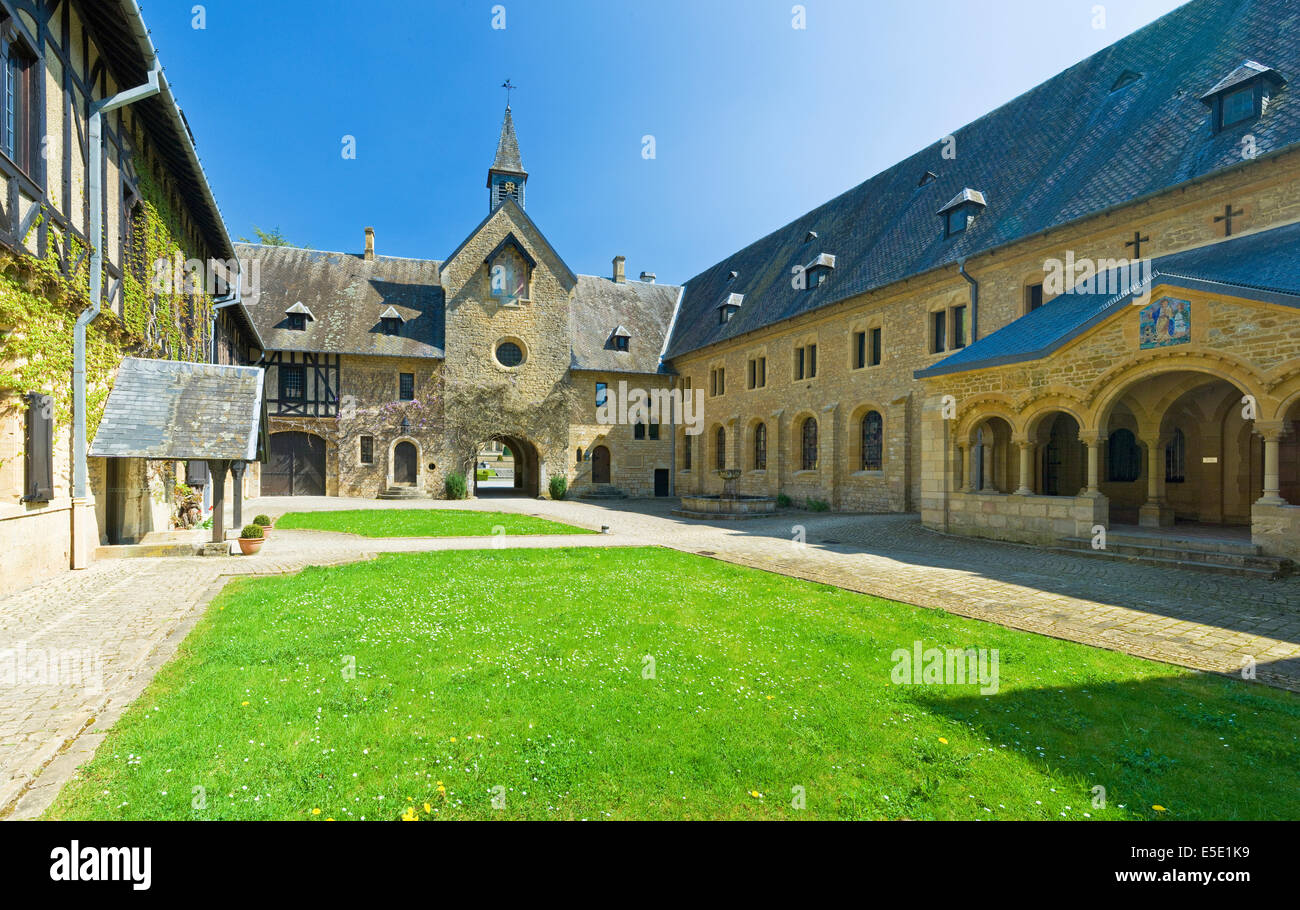 Entrée de l'abbaye d'Orval sur une journée ensoleillée avec un ciel bleu clair Banque D'Images