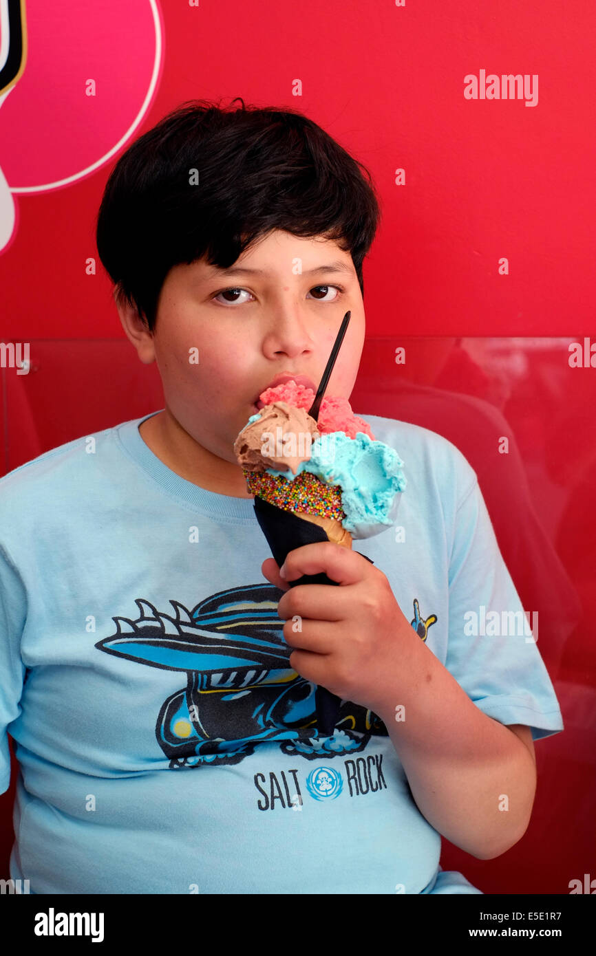 Jeune garçon 11 ans en boules de glace uk southsea Banque D'Images