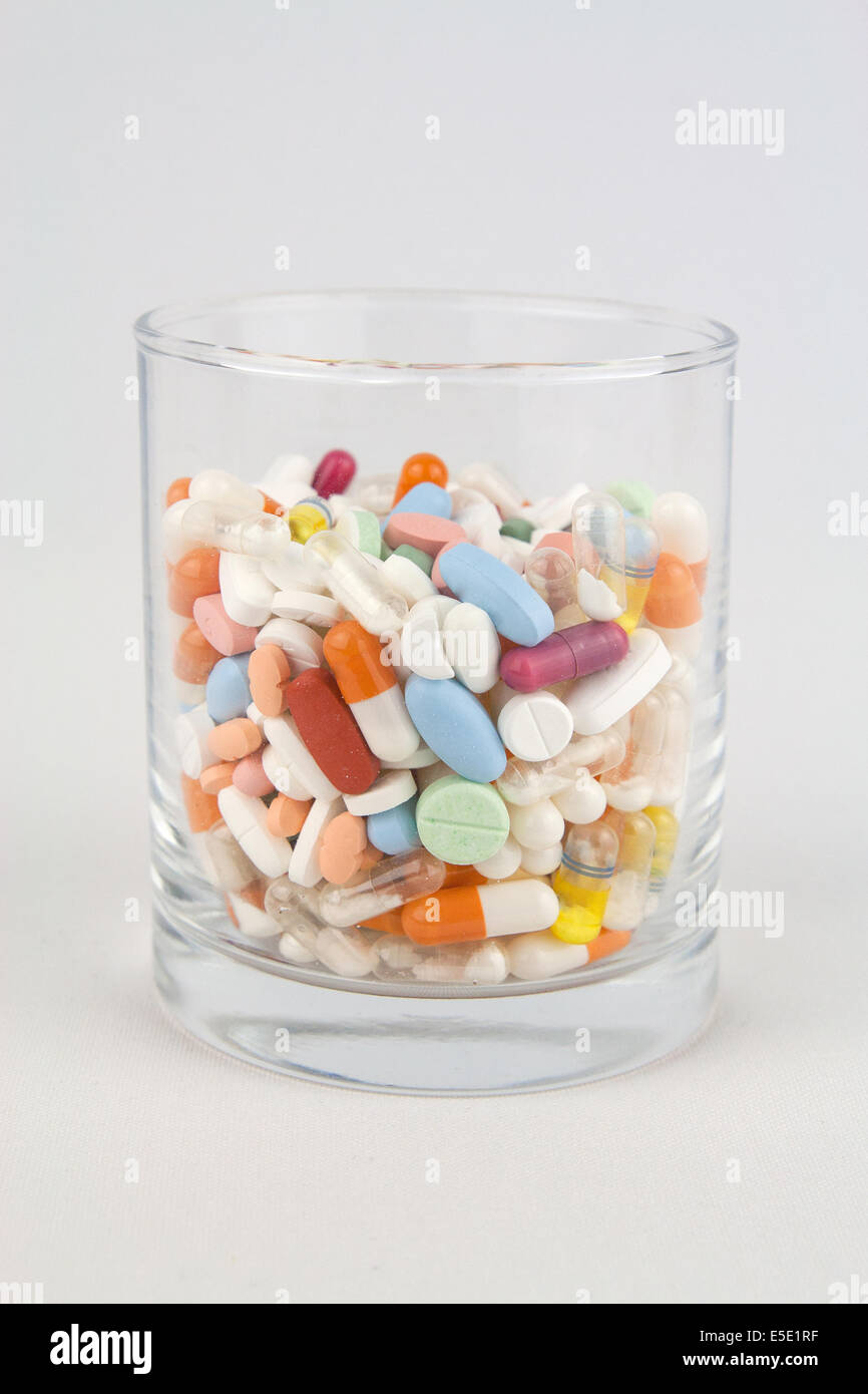 Tabletten medikamente pillen Glas voll voller medikament pille tablette apotheke gesundheit medizin medizinisch pharma pharmazie Banque D'Images