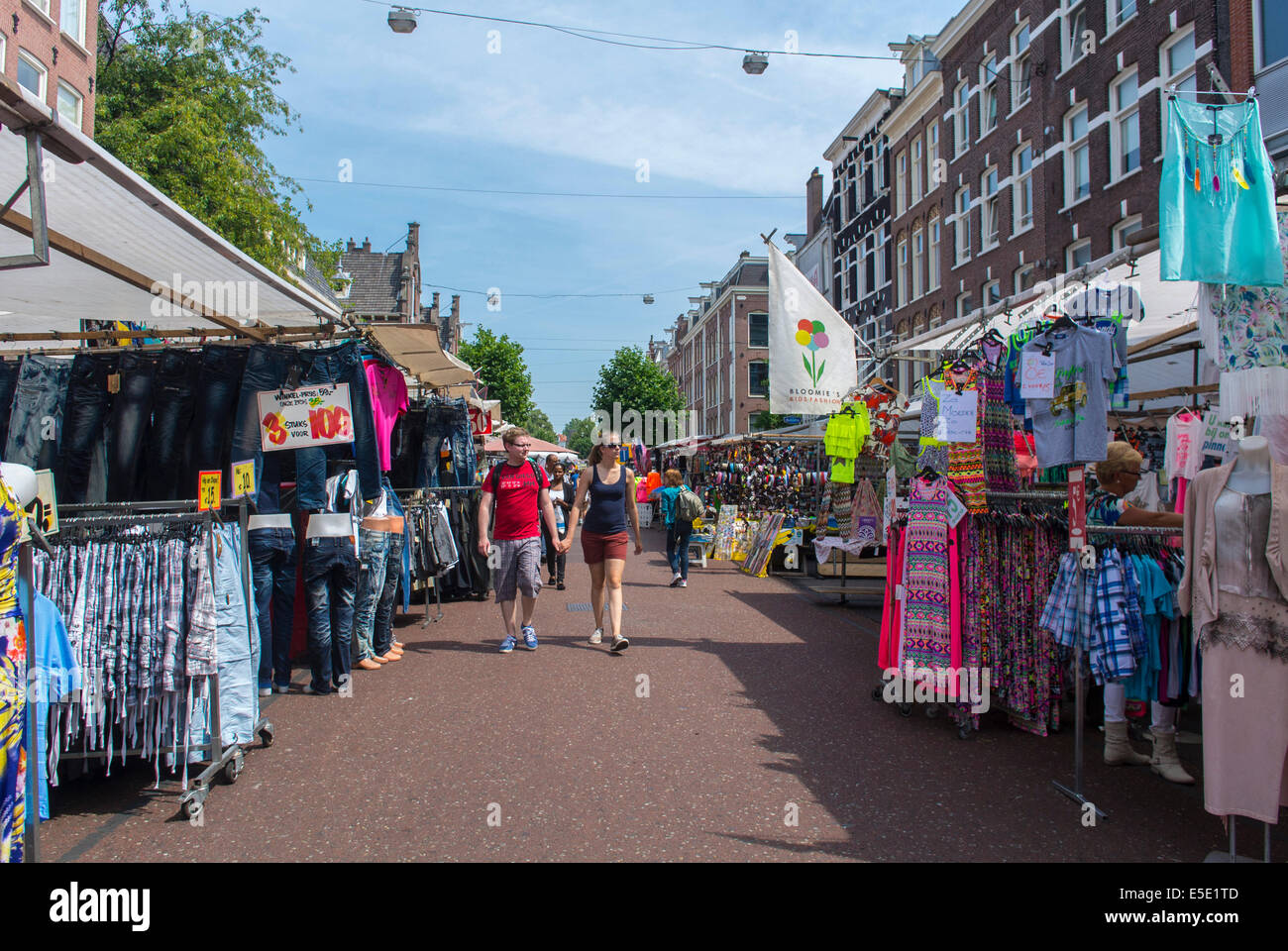 Amsterdam, Hollande, Pays-Bas, adolescents, Couple de touristes visitant le Pijp Shopping Street Scene, le marché Albert Cuyp, l'escapade de fin Banque D'Images