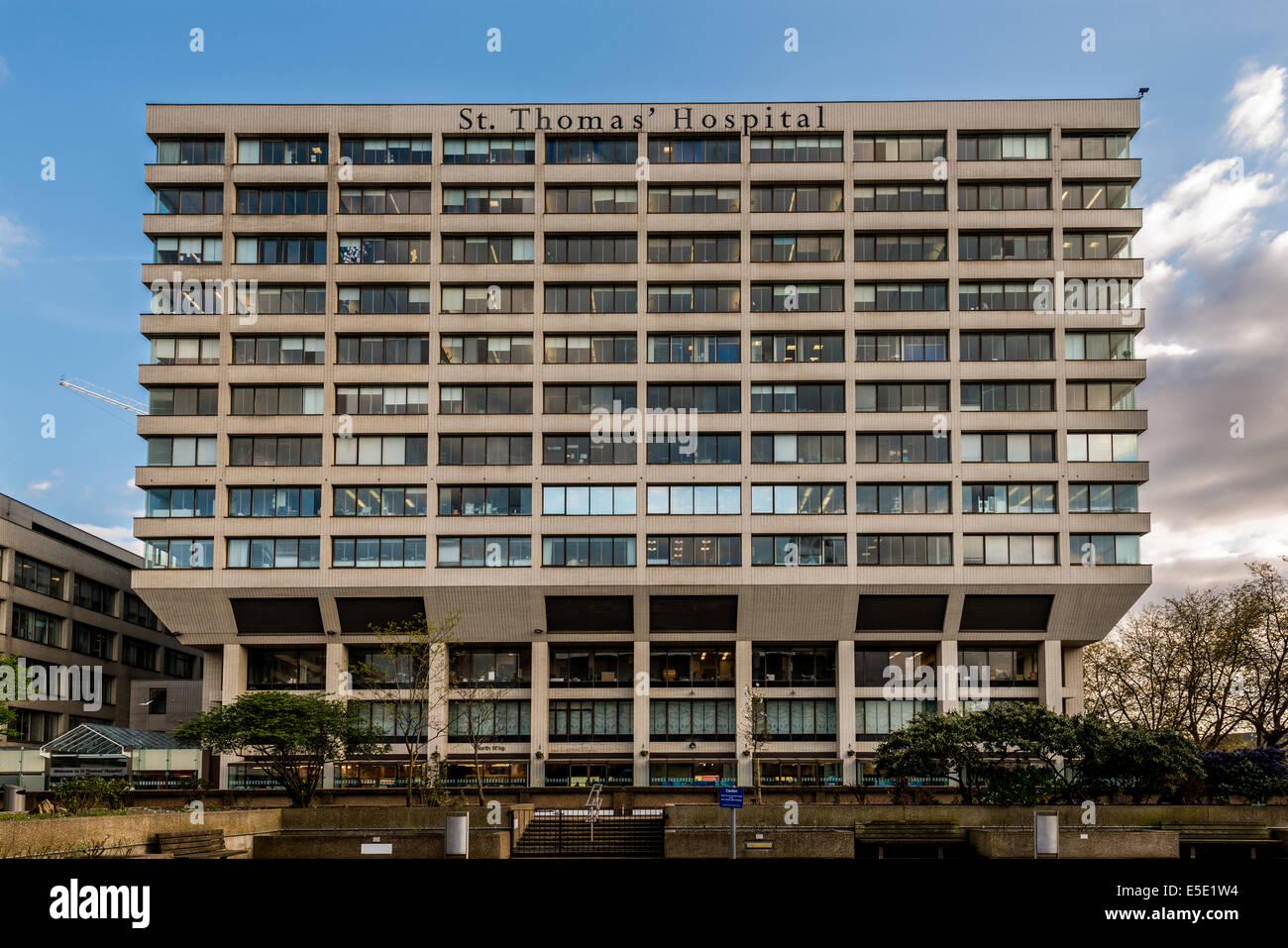 St Thomas' Hospital est un grand hôpital d'enseignement de l'ENM dans le centre de Londres. Administrativement partie du Guy's et St Thomas' Banque D'Images