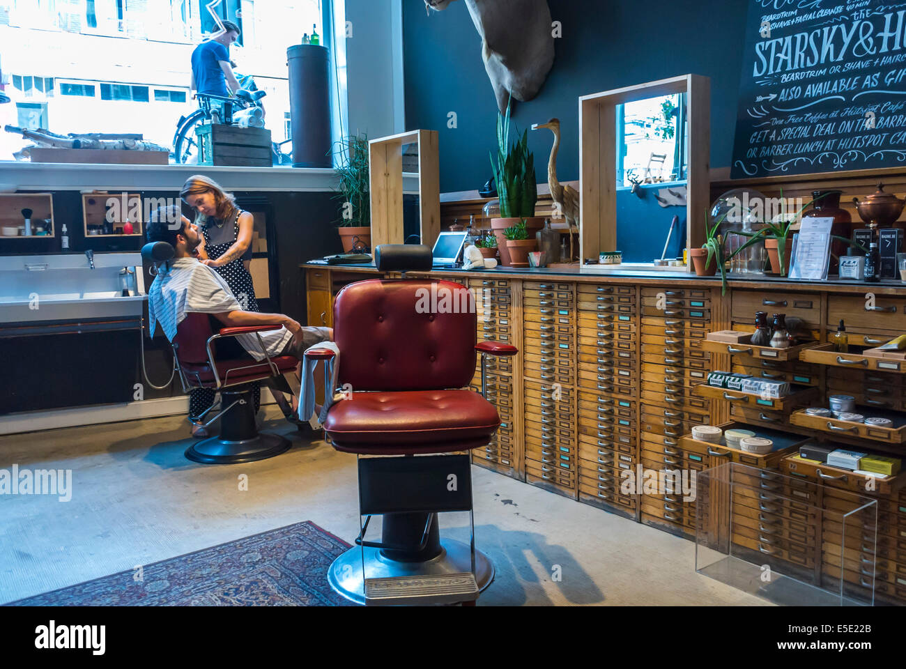 amsterdam, Hollande, pays-Bas, Old Fashioned Men's Barber Shop, avec femme Barber au travail, à l'intérieur du concept Store Hutspot Banque D'Images
