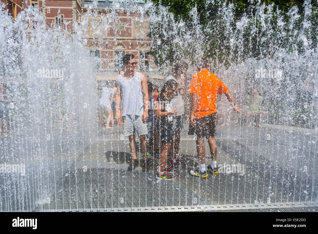 Amsterdam, Hollande, enfants touristiques se rafraîchissant dans les fontaines de jardin publiques pendant la vague de chaleur estivale, ville de vague de chaleur, scène de rue d'amsterdam Banque D'Images