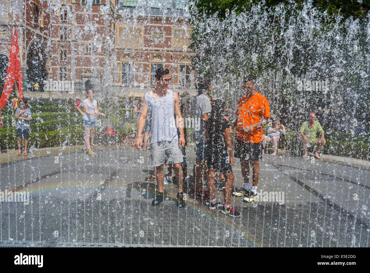 Amsterdam, Hollande, touristes enfants se rafraîchissant dans les fontaines de jardin public pendant la vague de chaleur estivale, adolescents par jour chaud, [adolescent] chaleur de la ville Banque D'Images
