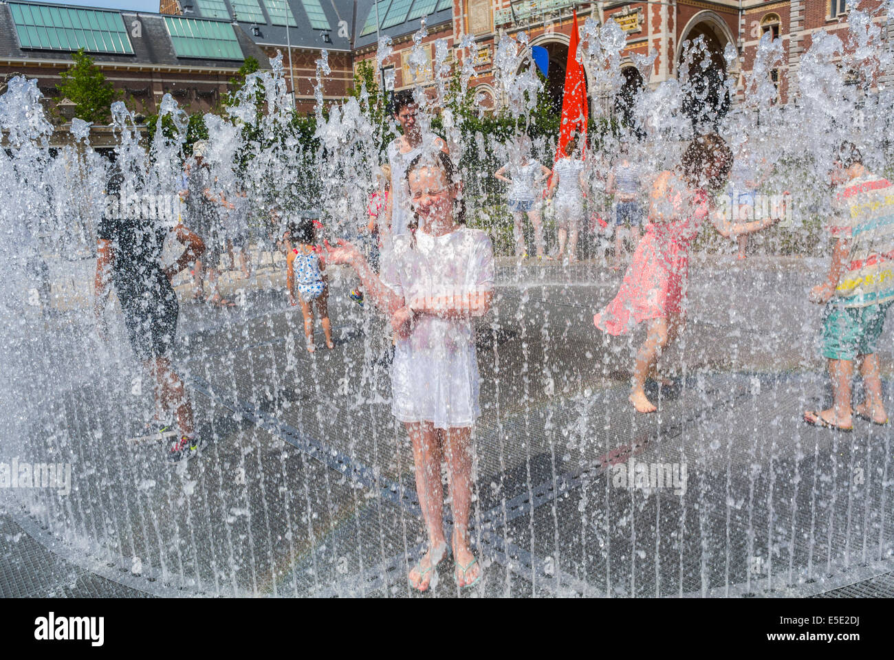 Amsterdam, Hollande, pays-Bas, les enfants touristiques se rafraîchissant dans les fontaines de jardin publiques pendant la vague de chaleur estivale, les gens publics urbains, la chaleur de la ville Banque D'Images