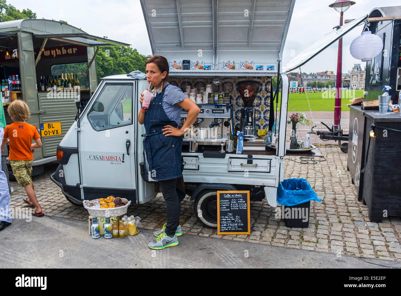 Amsterdam, pays-Bas, extérieur, pays-Bas, femmes vendant des boissons, Café  expresso de petit camion de nourriture de Vintage, fournisseur de rue Photo  Stock - Alamy