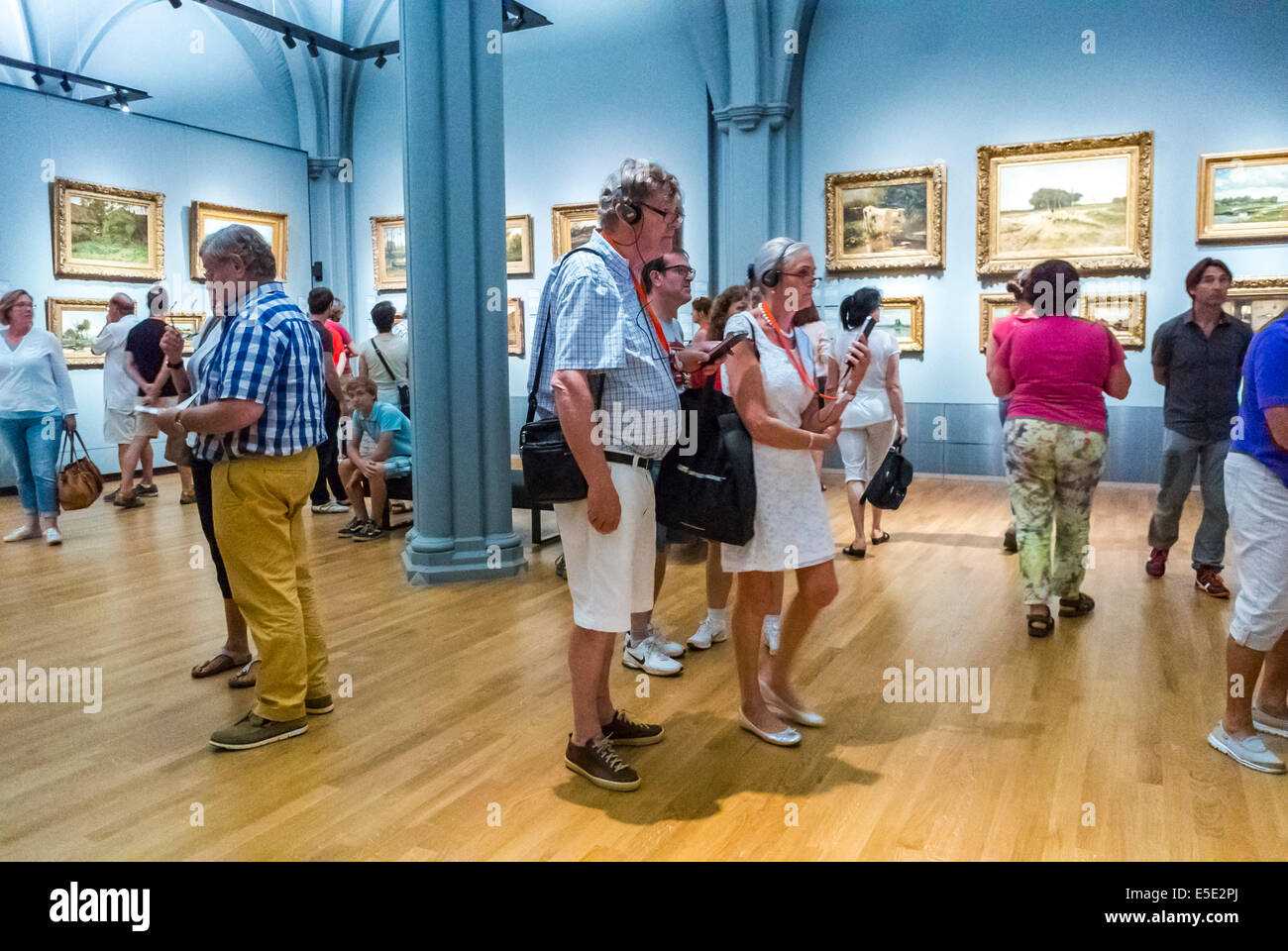 Amsterdam, Hollande, Pays-Bas, le Rijksmuseum, les touristes à la recherche, d'admirer l'intérieur art Dutch Art Gallery Museum Banque D'Images