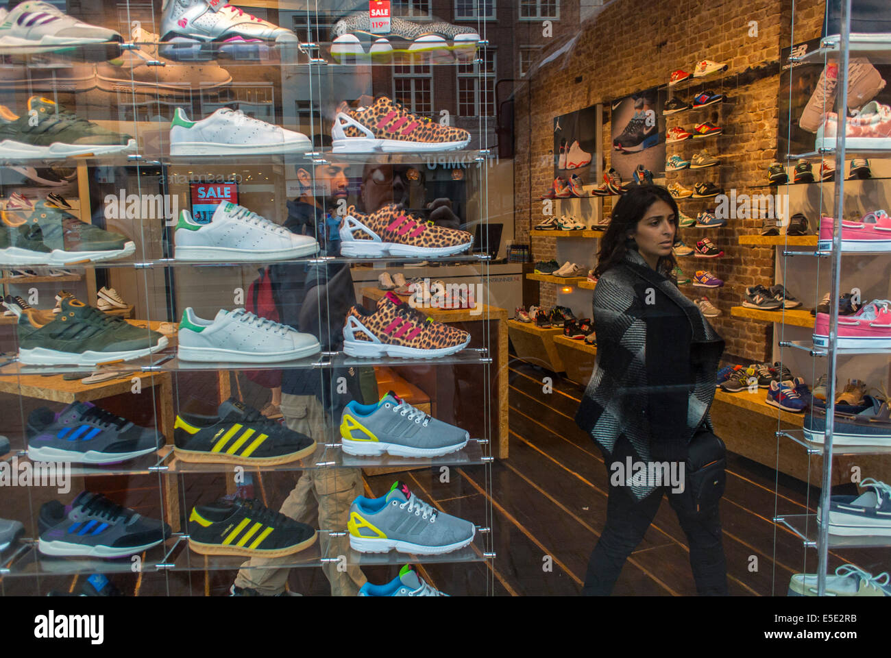 Amsterdam, Hollande, Pays-Bas, Shopping, magasin de chaussures, chaussures de l'intérieur sur l'affichage, le choix de l'acheteur des marchandises Banque D'Images