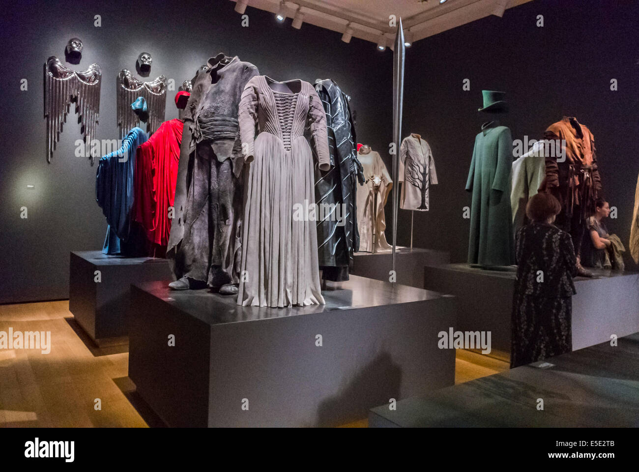 Amsterdam, Hollande, Pays-Bas, Costumes de scène d'opéra sur l'affichage à l'intérieur, le Stedelijk Museum, l'Art Moderne Banque D'Images