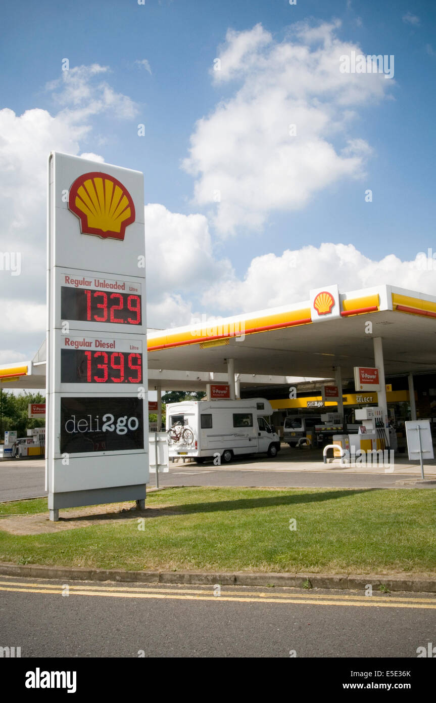 Station service shell uk prix prix stations carburant diesel taxe coûteuse Banque D'Images