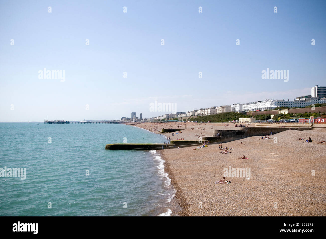 Brighton Beach de l'été ensoleillé chaud uk pierre de schiste plages stoney brise-lames brise-lames d'érosion côtière dans les eaux de l'eau pause Banque D'Images