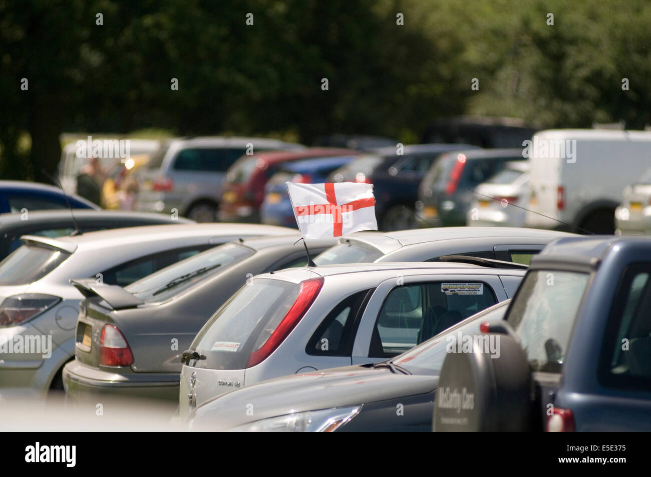 L'Angleterre, drapeaux, voitures, football, supporter, soutenir, appuyer, battement, voletant, anglais, St Georges, croix, rouge, blanc, sa Banque D'Images