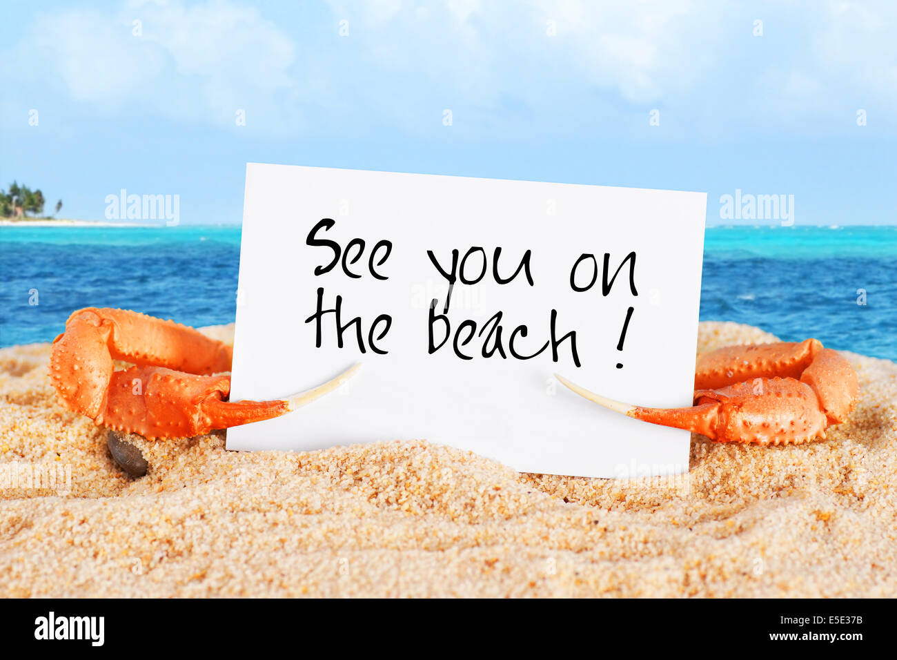 Vacances d'été amusant, ou maison de vacances concept, pinces de crabe holding beach carte thème Banque D'Images