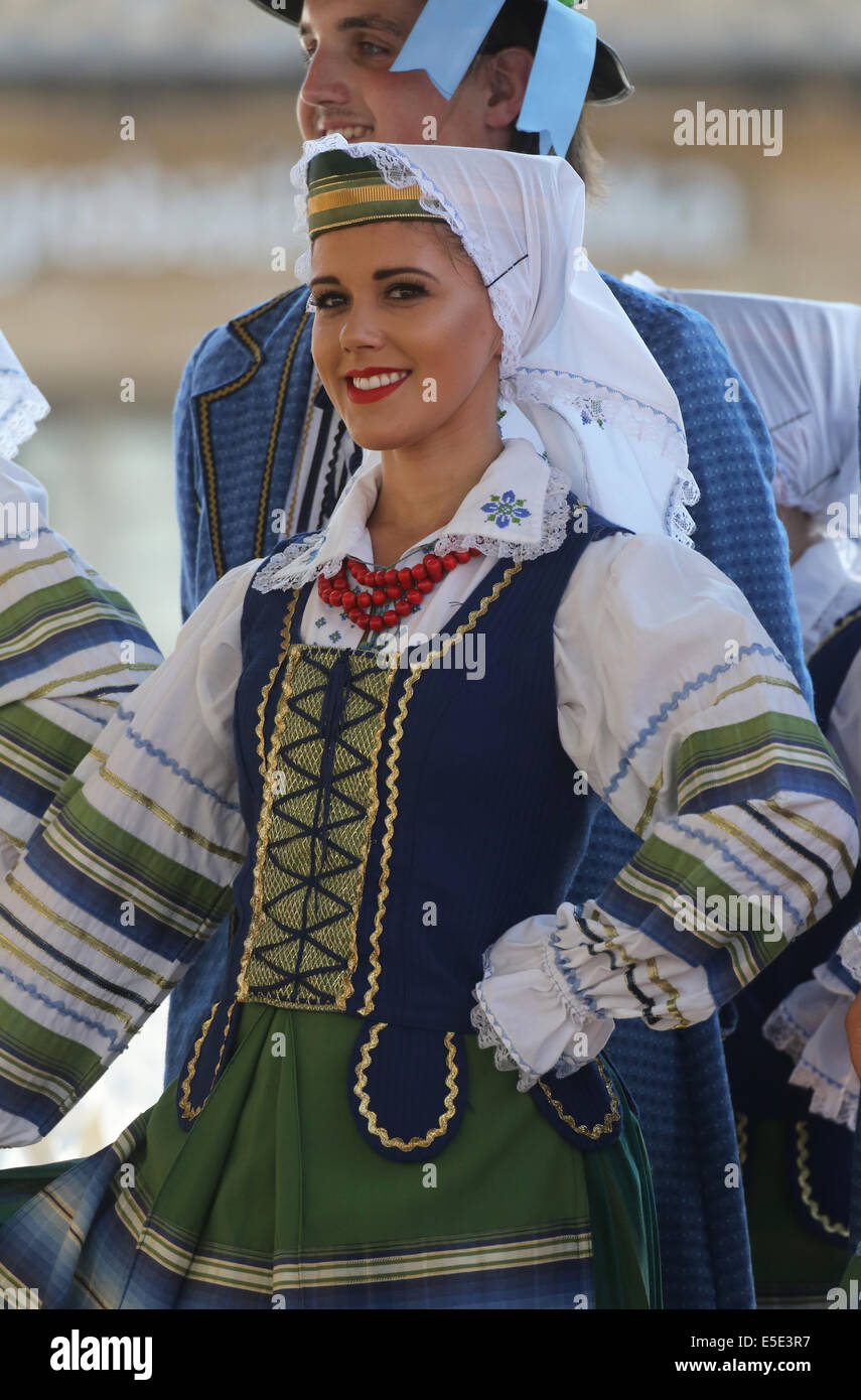 Ensemble de danse ukrainienne Troyanda de Selkirk, le Canada au cours de la 48e Festival International de Folklore à Zagreb Banque D'Images