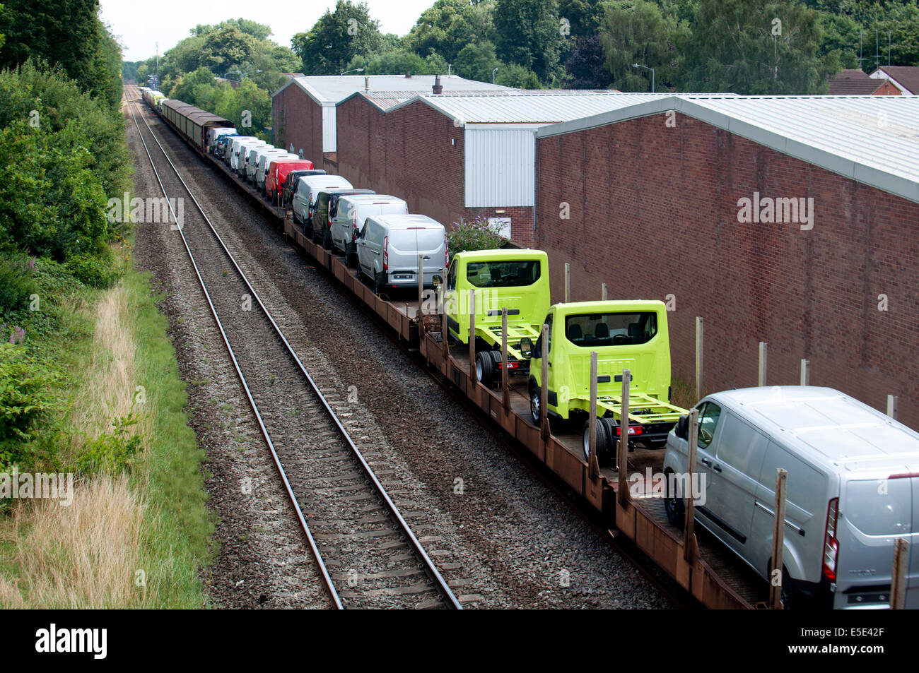 Train transportant nouvelle Ford cars Banque D'Images