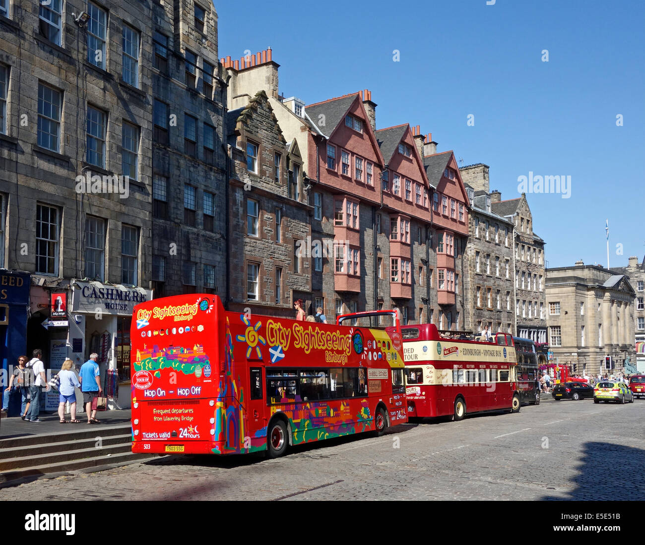 Les bus touristiques et les touristes à Lawnmarket section du Royal Mile Edinburgh Scotland avec la Haute Cour à droite Banque D'Images