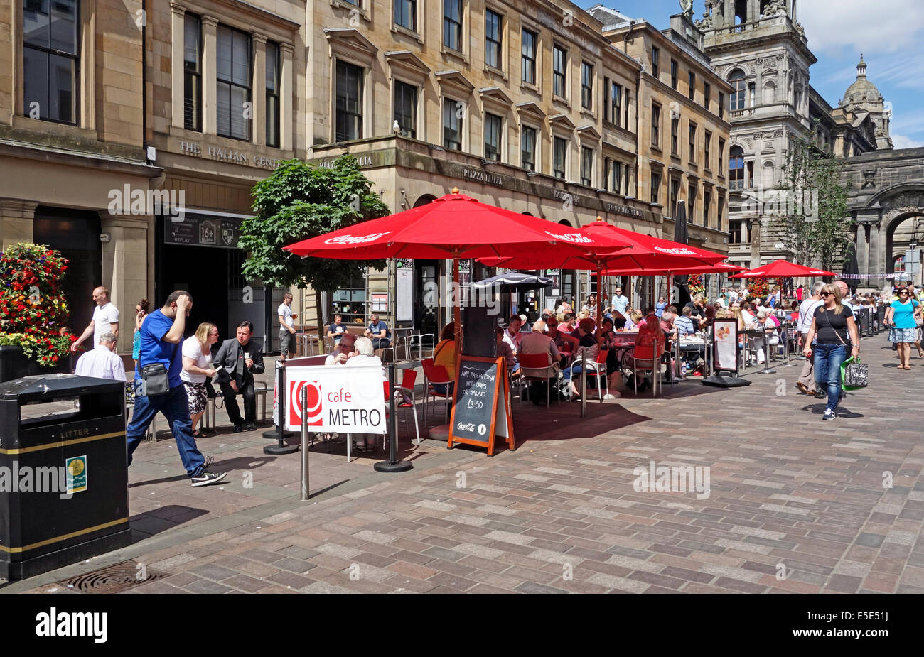 À l'extérieur Manger & boire pendant le marché international dans la rue John dans le Merchant City Glasgow Ecosse Banque D'Images