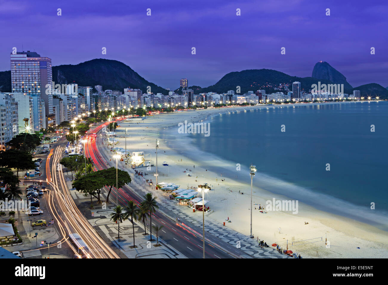 La nuit sur la plage de Copacabana à Rio de Janeiro Banque D'Images