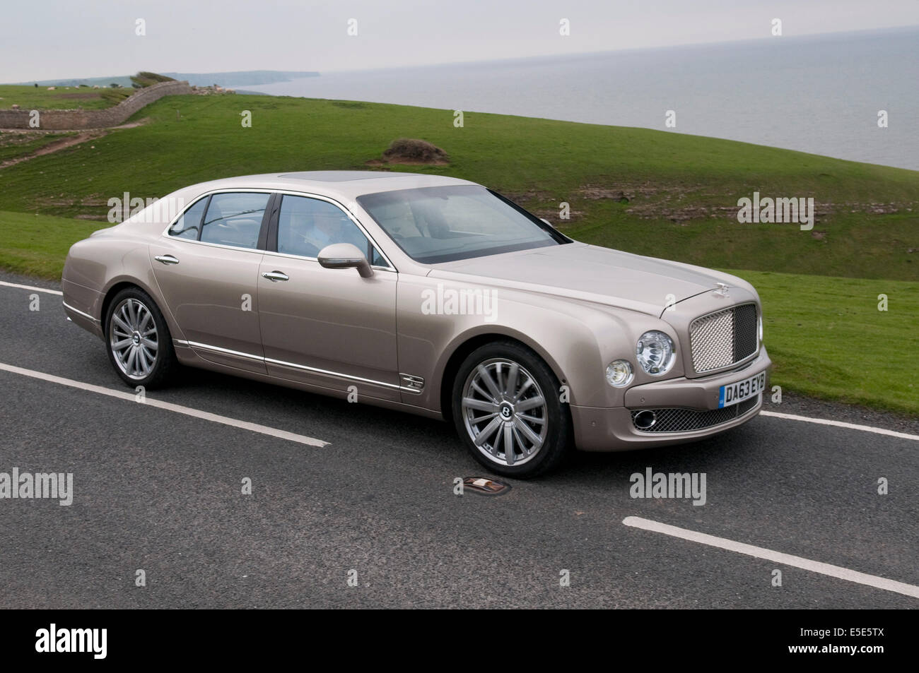 Bentley Mulsanne 6,75 litre photographié sur la route côtière à Ogmore par mer, dans le sud du Pays de Galles. Banque D'Images