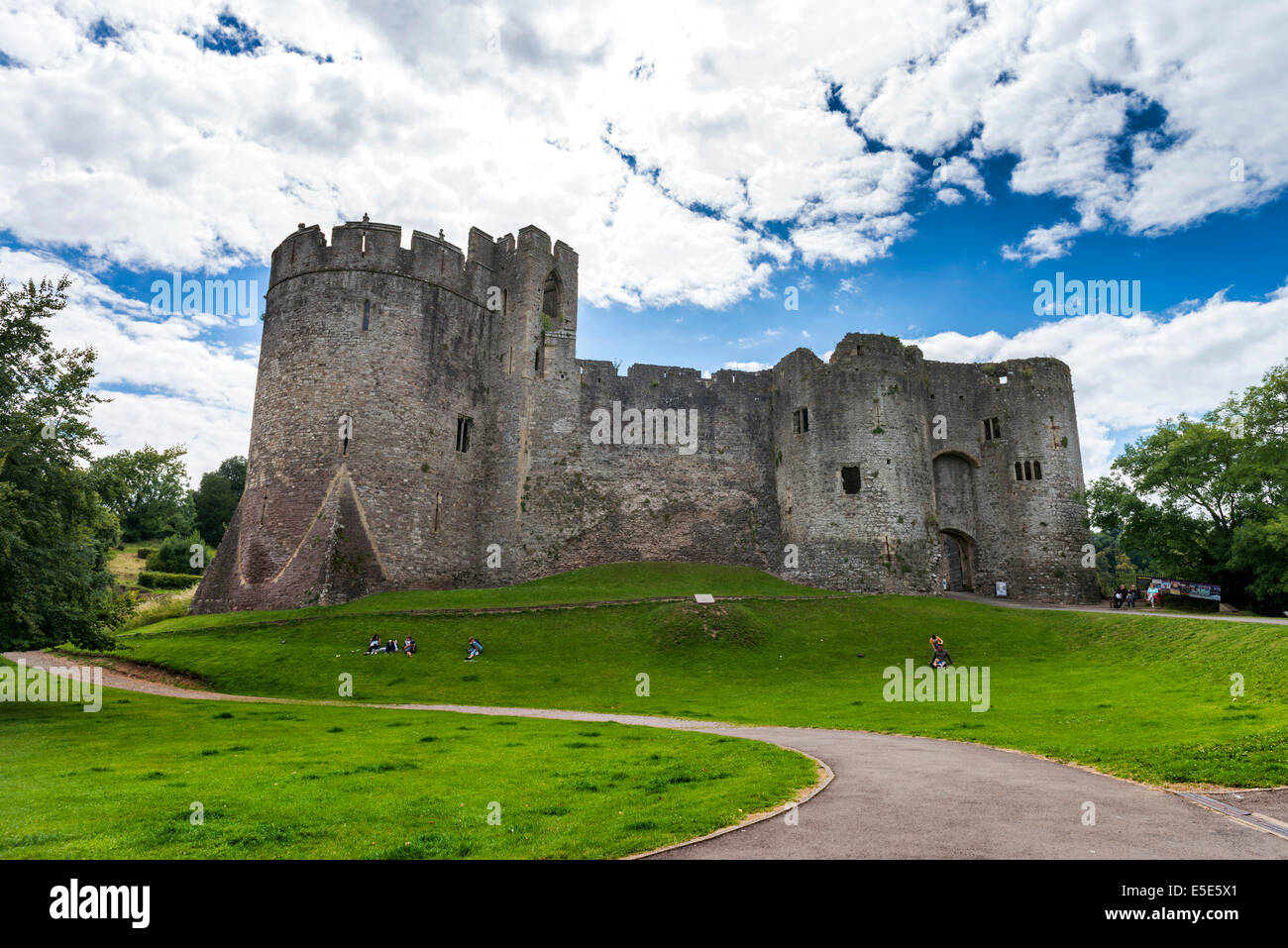 Ciel dramatique au-dessus le château de Chepstow, Monmouthshire, Wales, UK. Banque D'Images