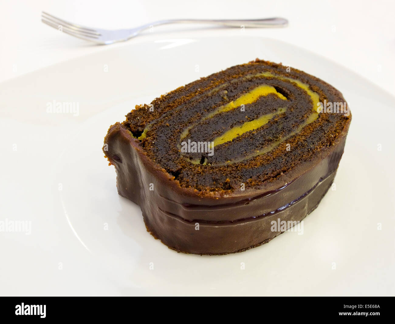 Chocolat et crème anglaise swiss roll. Brazo de gitano. Banque D'Images