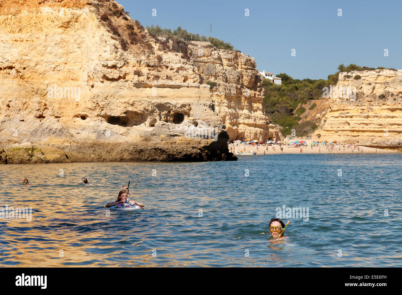 Les gens de la plongée libre dans l'océan au large de la plage de Marinha ( Praia da Marinha ), de l'Algarve, Portugal Europe Banque D'Images