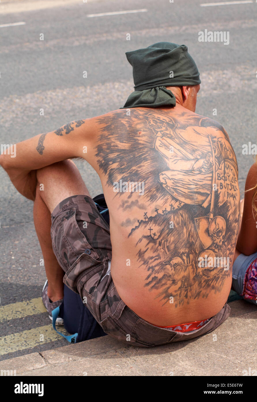 Tatouage Au Dessus Du Genou Homme Man tattooed back back Banque de photographies et d'images à haute  résolution - Alamy