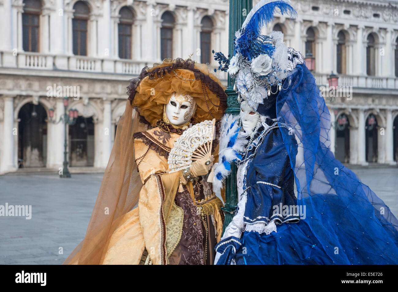 Or et bleu en costume Renaissance mesdames dans la place Saint Marc à Venise pendant le carnaval. Banque D'Images