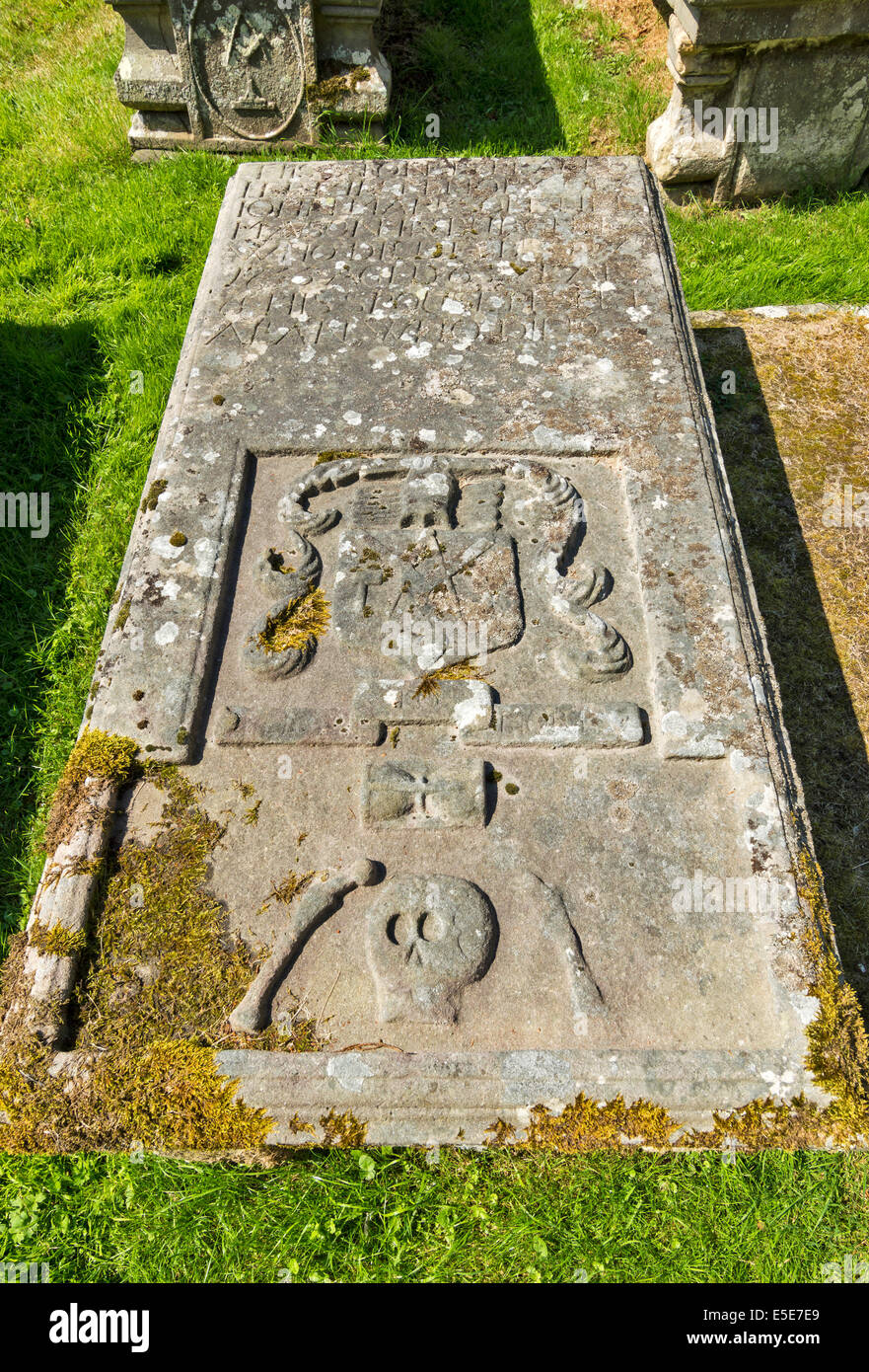ST.PIERRE KIRK OU L'ÉGLISE DE SÉPULTURE LE MORAY DUFFUS et une pierre tombale avec symboles maçonniques os du crâne et HOUR GLASS Banque D'Images