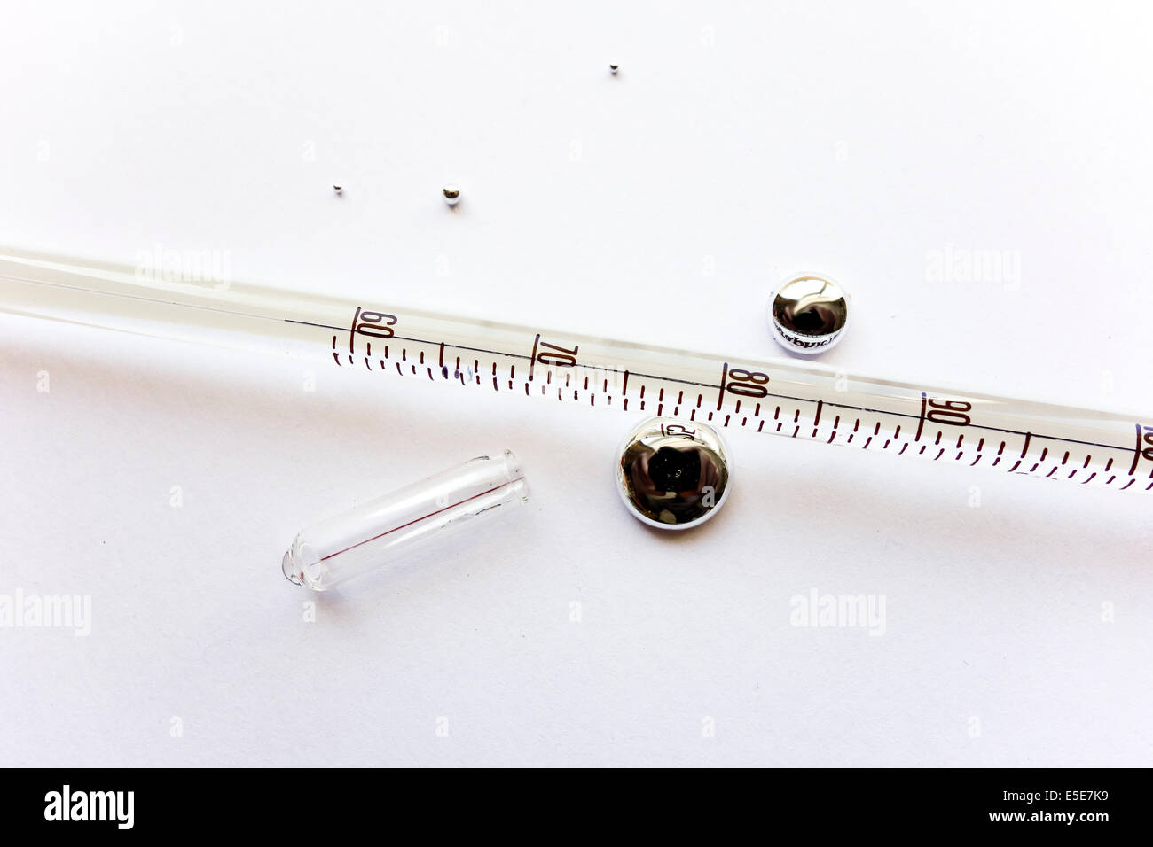 Le mercure thermomètre de verre cassé Photo Stock - Alamy