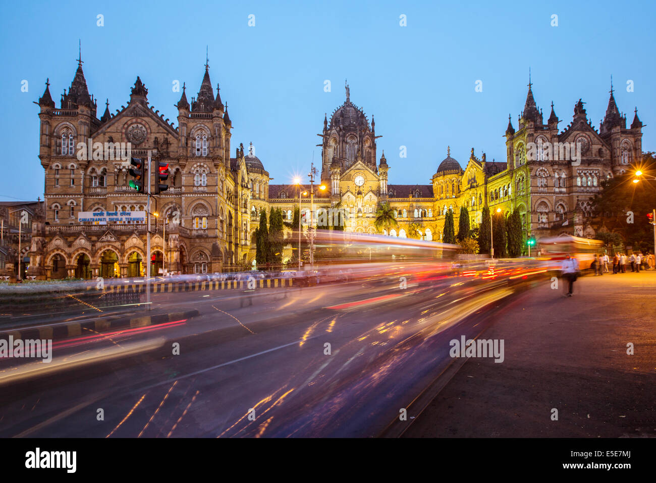La gare Chhatrapati Shivaji, autrefois Victoria Terminus à l'heure de pointe, centre de Bombay, Inde Banque D'Images