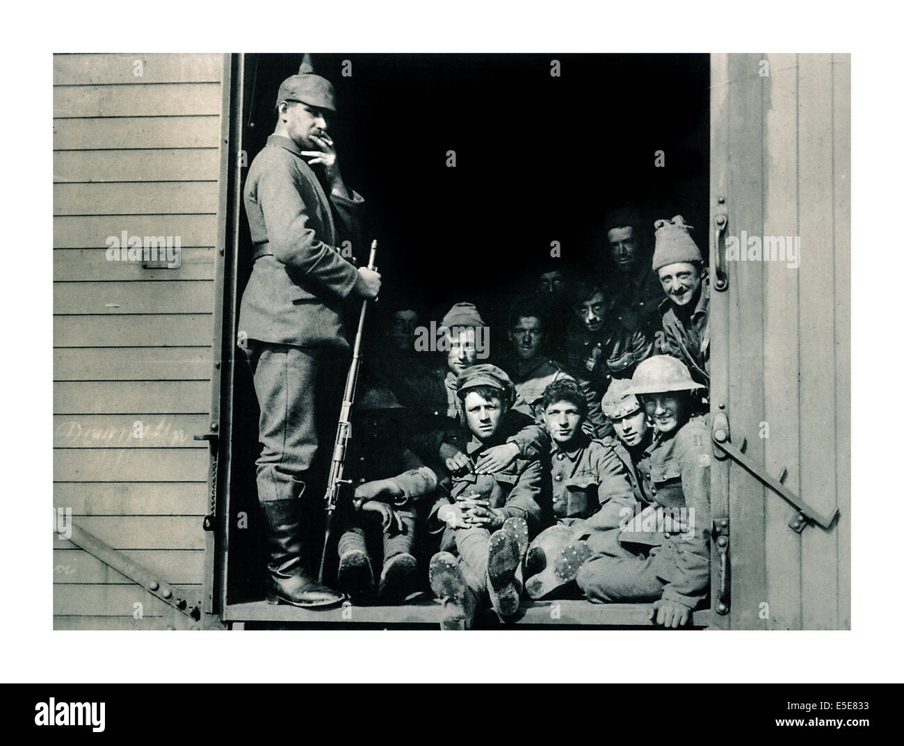 La première Guerre mondiale captura des soldats britanniques dans un wagon de chemin de fer gardé par un soldat allemand de la 1ère Guerre mondiale portant un casque à pointes typique Banque D'Images