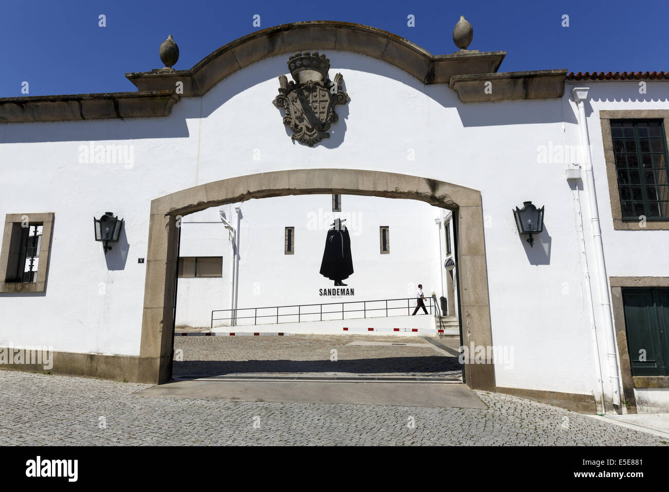 Caves Sandeman Porto Situé à Vila Nova de Gaia. Entrée d'Archway company crest et Sandeman emblématique serpent près de Porto Portugal Banque D'Images