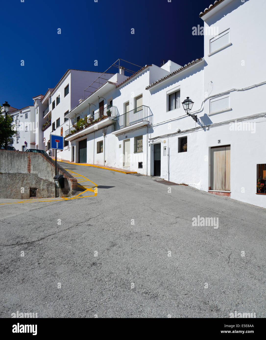 Istan est une belle ville dans la province de Malaga en Andalousie, Sud de l'Espagne. Il se trouve sous la Sierra Blanca Banque D'Images