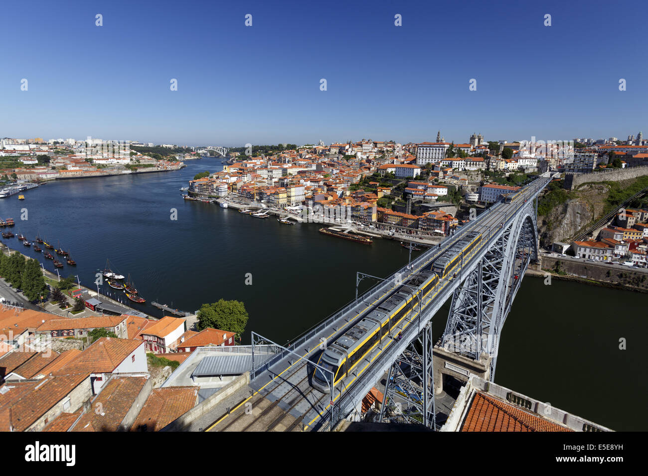 Vue sur le fleuve Douro à Porto Nord du Portugal et un Pont Dom Luis I deux charnière double-pont à arches Banque D'Images