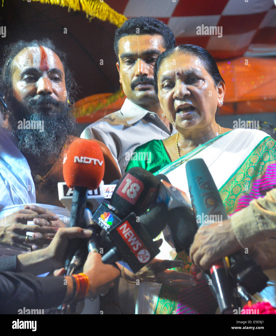 Ahmedabad, Gujarat/Inde. 29 juillet, 2014. Le Ministre en chef du Gujarat Aurorablu Patel remercie toutes les personnes à faire partie de maha aarti,le maha-aarti est organisée par le Jagannath Temple Trust le Bhudar Sabarmati Riverfront près de Somnath, à Ahmedabad, Inde. Credit : Nisarg Lakhmani/Alamy Live News Banque D'Images