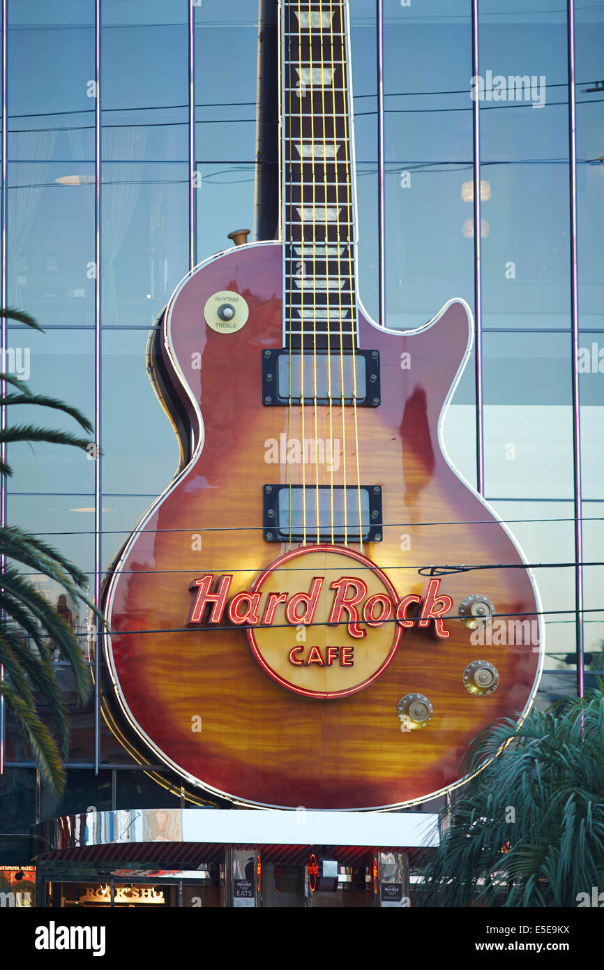 Hard Rock Cafe situé sur le Strip de Las Vegas dans le paradis, NEVADA USA guitare grand logo sur l'extérieur Banque D'Images