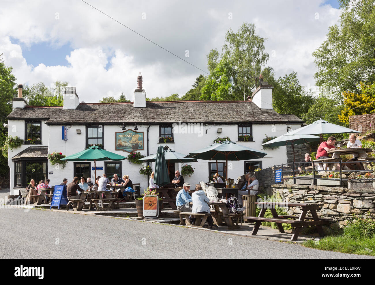 Le Britannia Inn, un pub de maison blanchies dans le village de Lake Road, Lake District, Cumbria Banque D'Images